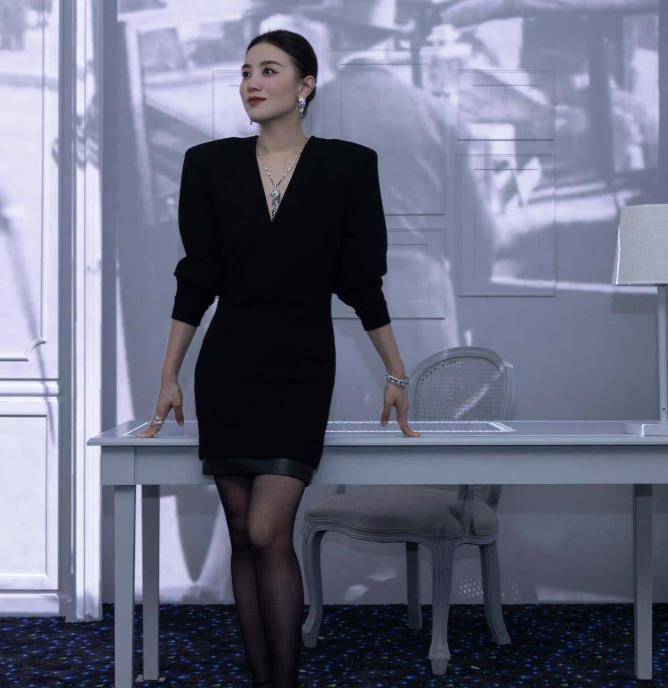 小宋佳挑战淑女风,穿黑丝袜深"v"套装,秀出统一风格!