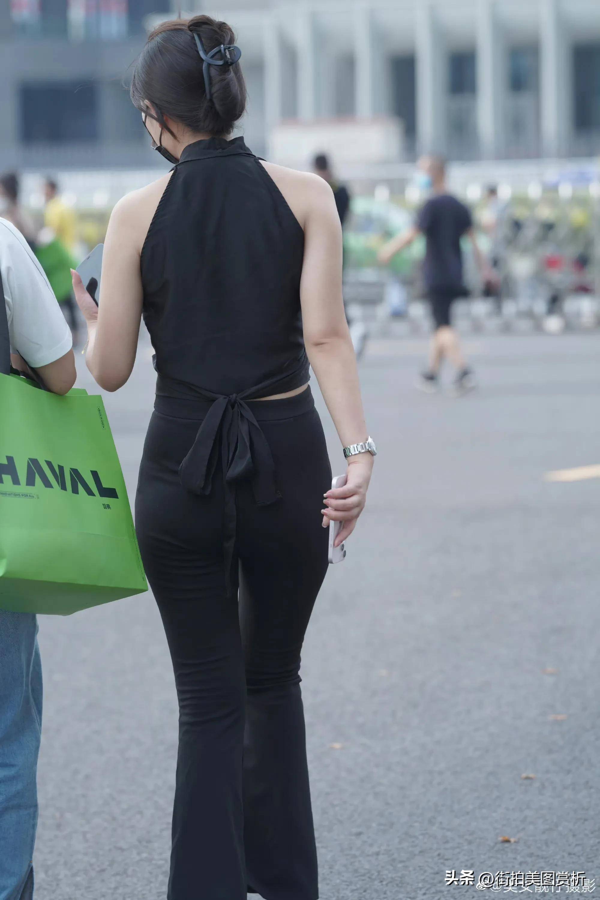 瑜伽裤又流行了,可以与背心搭配,秀出细腰,细腿,大长腿_身材_红色