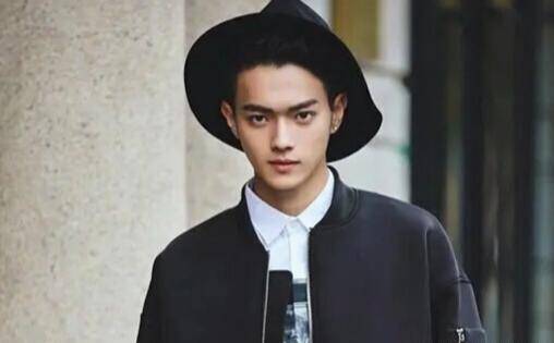 许凯走红前泳装模特照遭曝光,网友大呼"出道前的他长这样"?