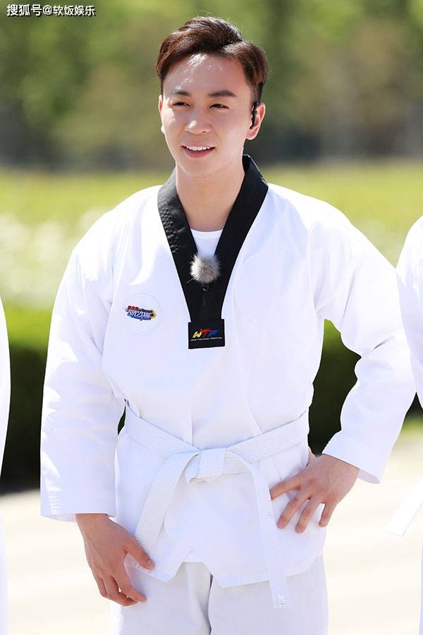 35岁释小龙皮肤黝黑认不出!