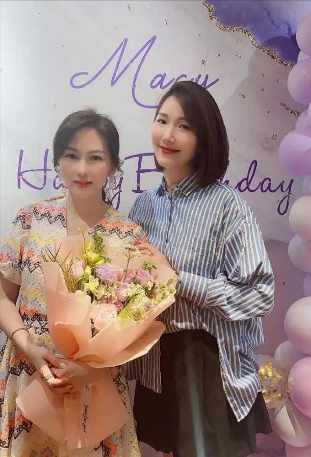 李亚男为陈美诗庆生,蓝白条纹衬衫配短裤清新减龄,张晋罕见现身_寿星