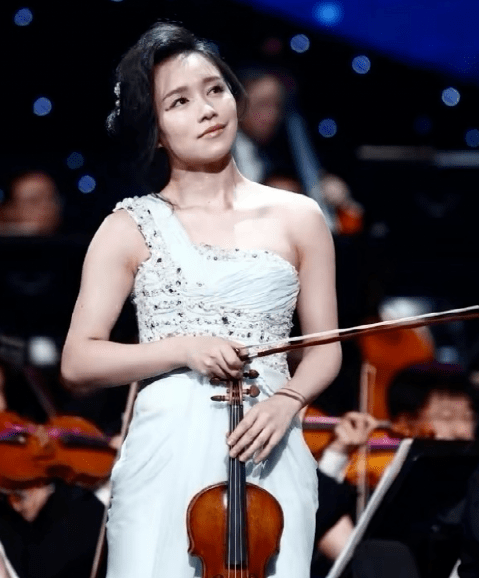 王铮亮藏了12年的老婆居然是熟悉的她!