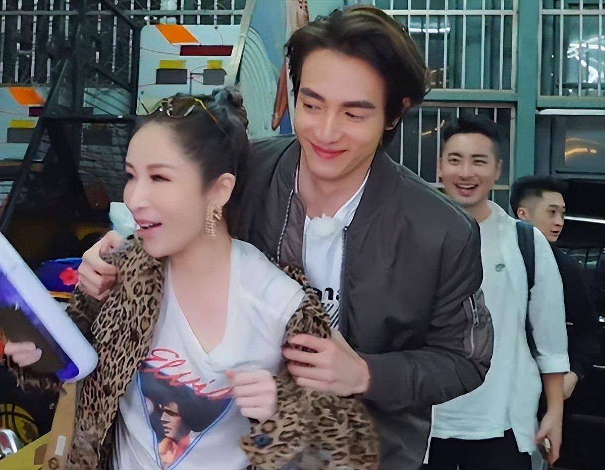 李玟因抑郁症去世后,我有点担心萧亚轩了!_明星_直播_因为