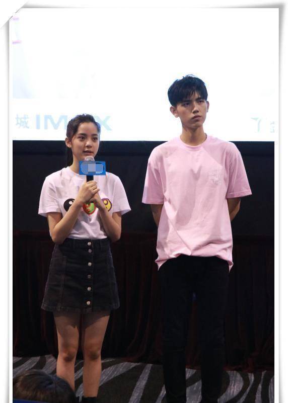 关晓彤和欧阳娜娜同穿短裙,网友:筷子腿还是擎天柱一目了然!