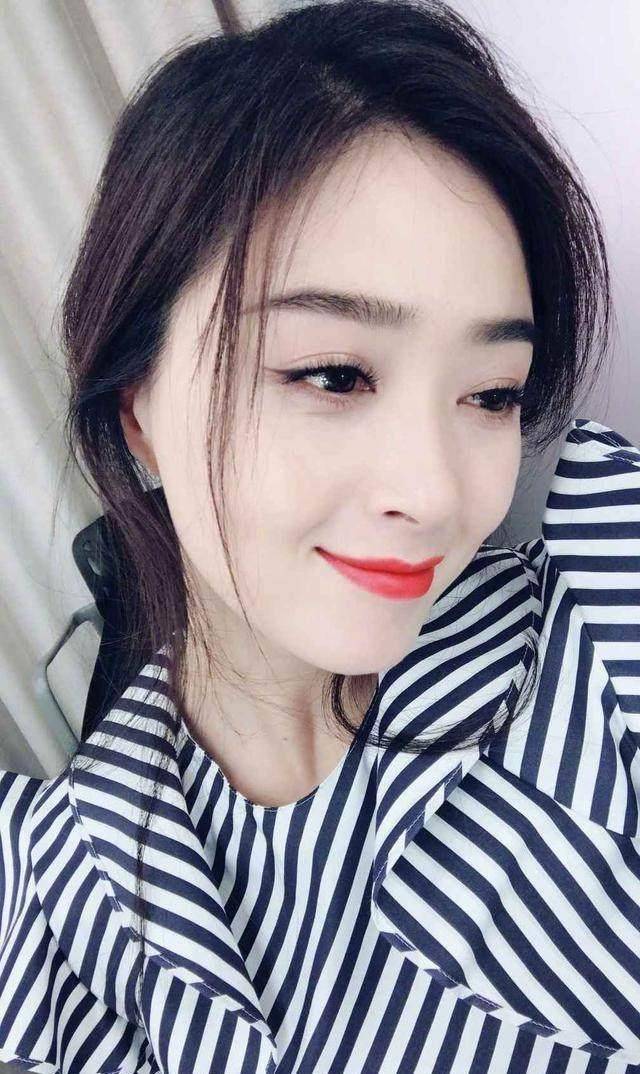 变瘦后的蒋欣真的是超美的,也有人说这张照片有点像范冰冰了,但是小编