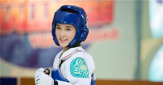 蒋依依素颜现身北影艺考,颜值在线不惧高清镜头,笑容有点甜!