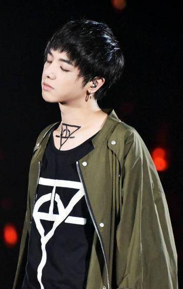 华晨宇左立不插电,一把木吉他火爆全场,13年的快男你还记得多少_音乐