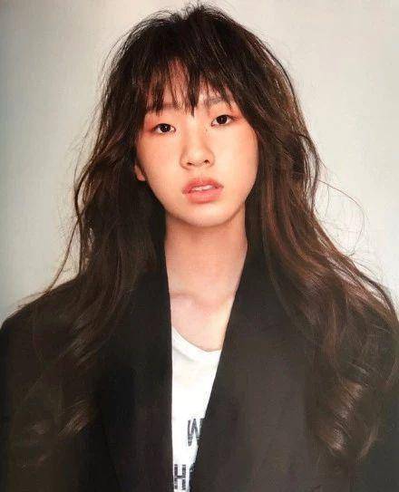 黄磊女儿蓝黑发色被指老十岁,发质干枯疑因频繁染发_多多_父母_自然