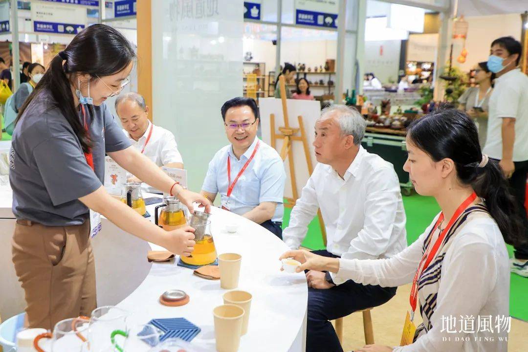 莅临地道风物展台指导摄影/方杰来源:地道寻茶记文:阿智编辑:欧寒天