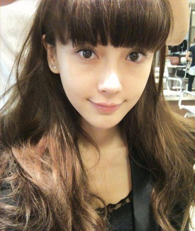 刚出道的杨颖,过生日被一群小姐妹簇拥,当年赵又廷还打着耳钉_锻炼