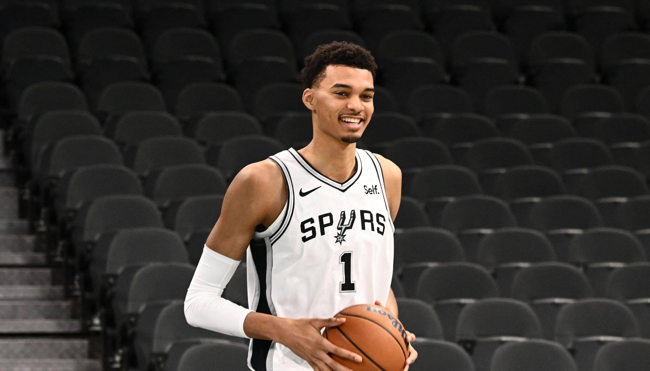 文班亚马完成nba首秀,进攻端哑火,防守端亮眼!_比赛_马刺队_压力