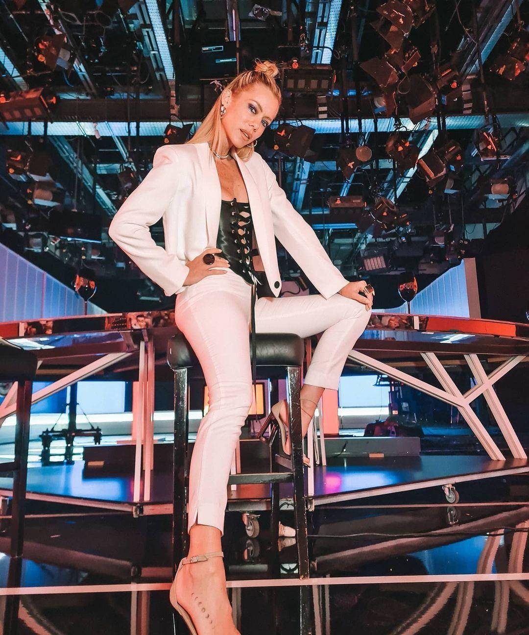 妮可诺依曼41岁仍然优雅67,穿长裤踩高跟鞋,阿根廷演员气场好强