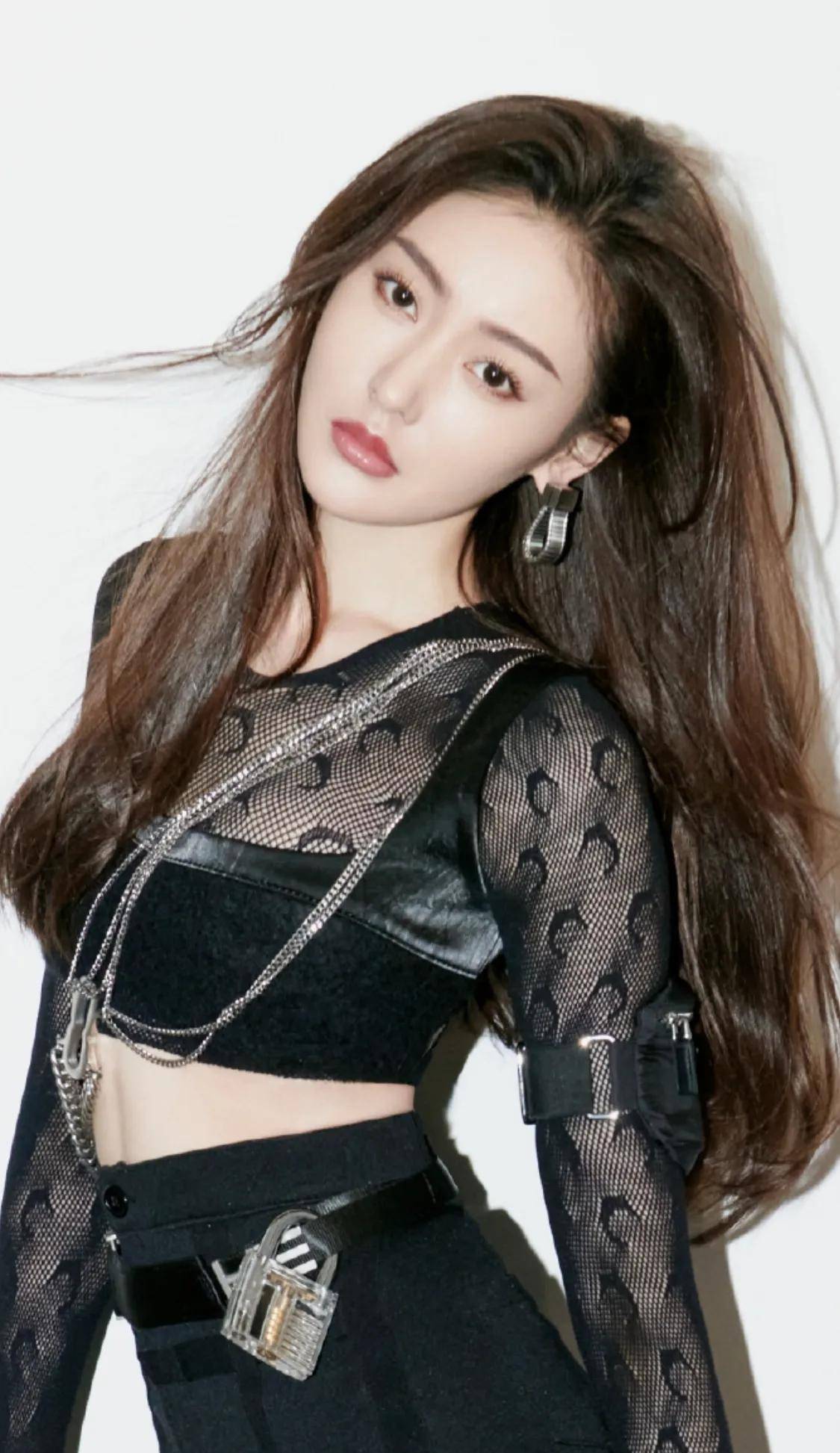 时尚靓丽,自信不羁的张天爱,有着多重的人格魅力_观众_自然_外形