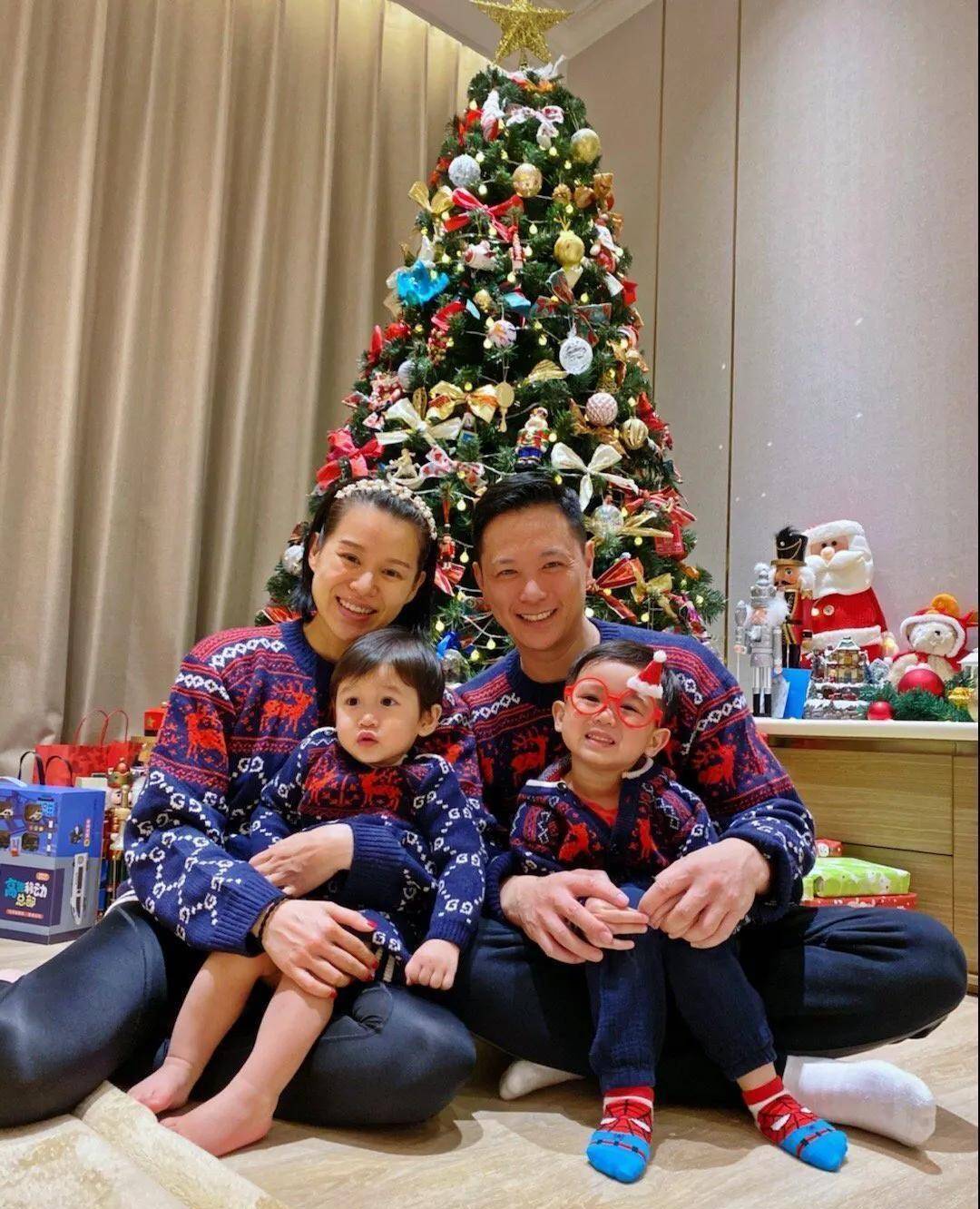 胡杏儿挺孕肚上舞台,李乘德父子三人穿唐装拜年,俩儿子帅气可爱