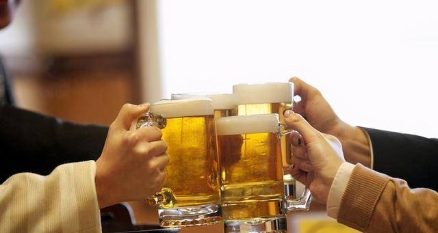 一般喝酒的时候,要么是和朋友喝酒,要么就是谈生意,和朋友喝酒,三人