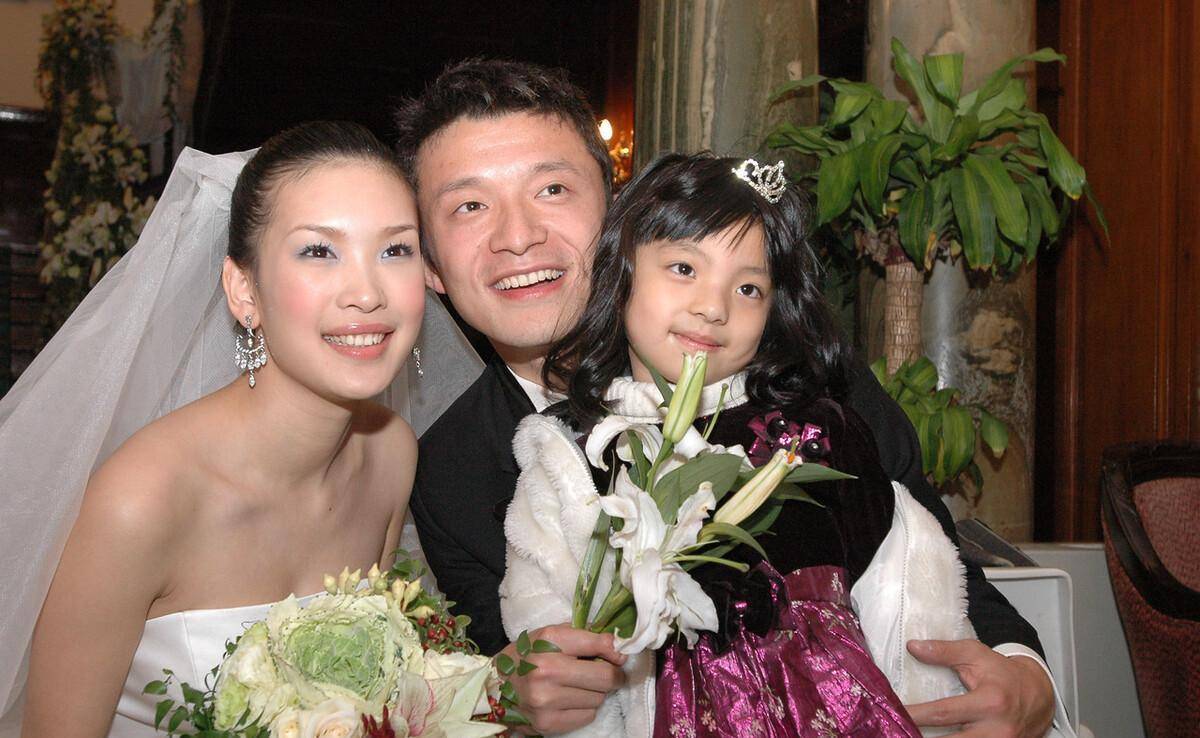 以小舒淇名号出道的佟晨洁,总是爱上孩子气的男人,再度面临分手_谢晖