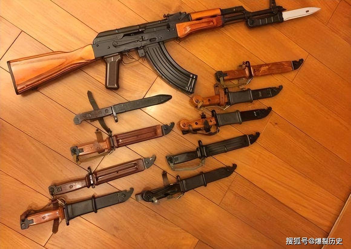 世界第一款多用途刺刀,苏联akm刺刀,美国m9,中国95共同的师傅_刀柄