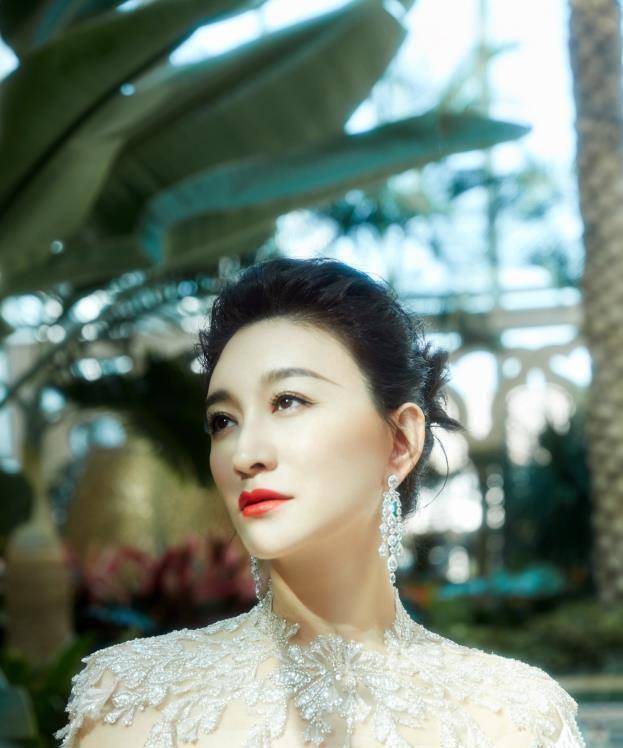 李小冉出席华鼎奖,身穿仙气十足的白色流光长裙,44岁状态完美!