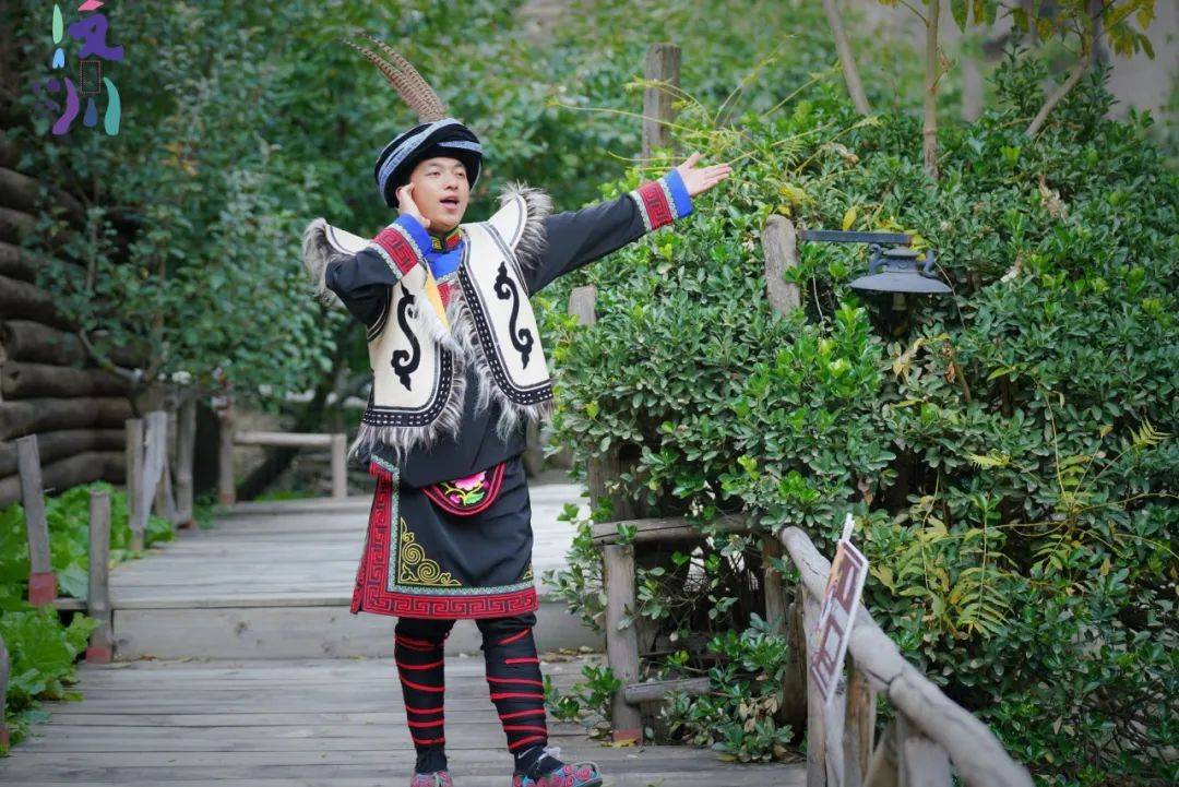 七彩斑斓·云中霓裳|当羌族服饰遇上多巴胺穿搭～_红色_大自然_白色