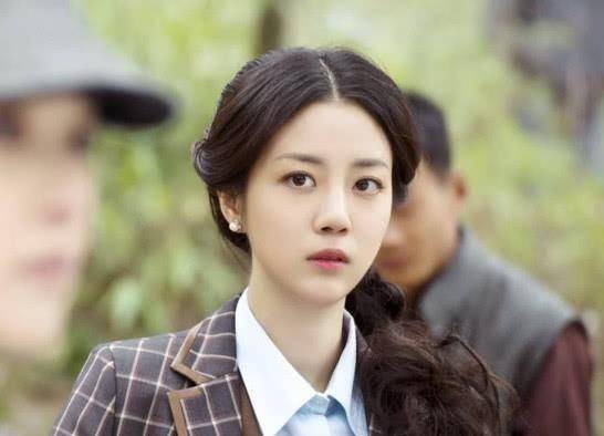 这是一部抗战题材的电视剧,在这部剧中,李溪芮与陈赫和黄轩搭档,其中