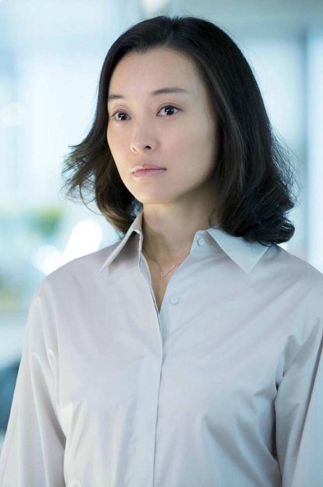 演"凌玲"爆红女演员,改头换面又在《少年的你》演陈念妈妈火了_吴越