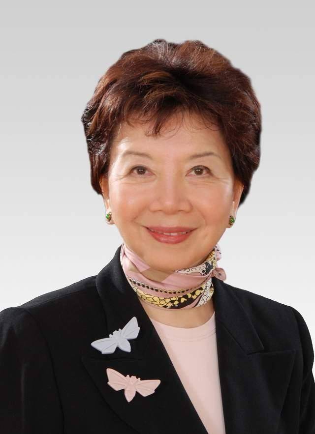 包玉刚的四个闺女中,除了大女儿包陪庆偶尔出现在公众面前,其他三个