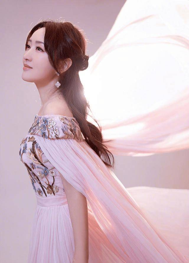 杨钰莹不愧是不老女神,一字肩搭配半身裙温婉可人,哪像40 女人_感觉
