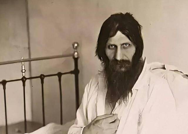 "妖僧"拉斯普廷,用眼睛催眠女人,中枪后还在水下挣扎许久才死_俄国