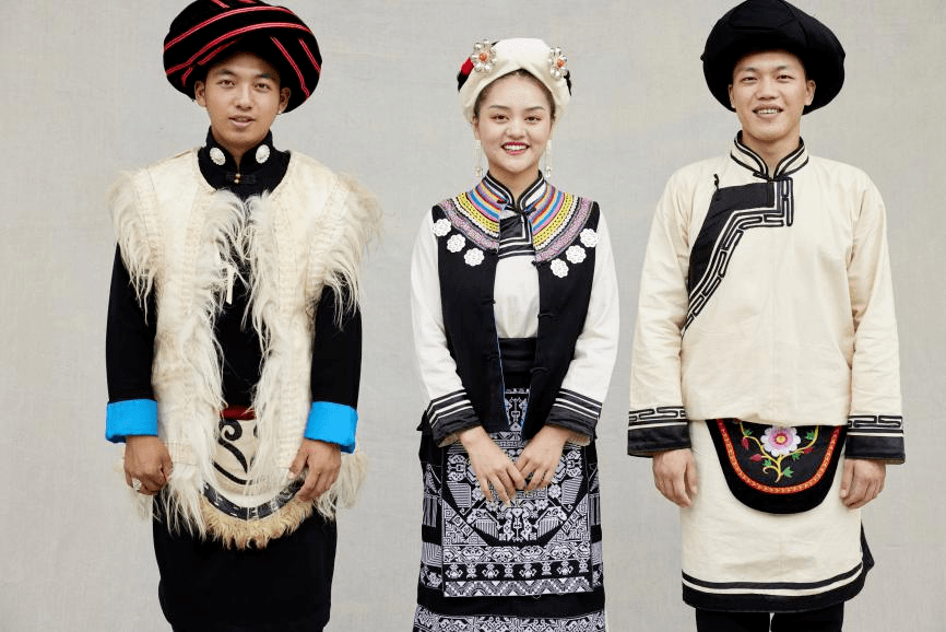 七彩斑斓·云中霓裳|当羌族服饰遇上多巴胺穿搭～_红色_大自然_白色