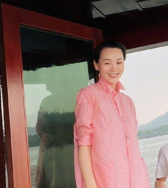 林依轮庆结婚26周年,妻子素颜超模功底仍在,小儿子外国女友吸睛