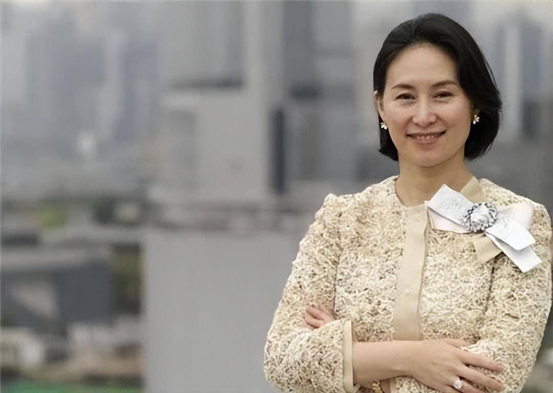 赌王千金何超琼和爱人一同现身!相伴十三年很默契,曾受到情伤