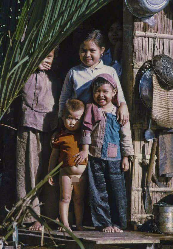 越战时美军拍摄的儿童彩照:卖莲雾的女孩朴实纯真,图6是儿童难民_照片