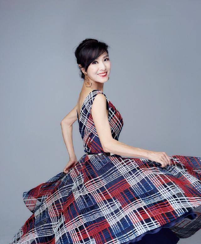 米雪65岁又怎样,穿印花裙比小姑娘还嫩,扎个马尾更减龄_身材_年龄