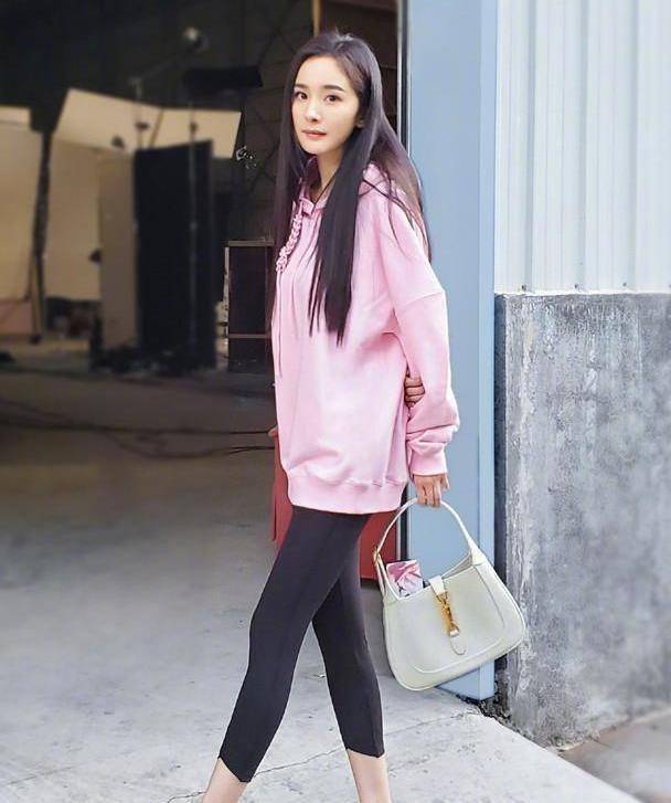 女明星们宠爱的鲨鱼裤,普通人怎么穿才时髦?