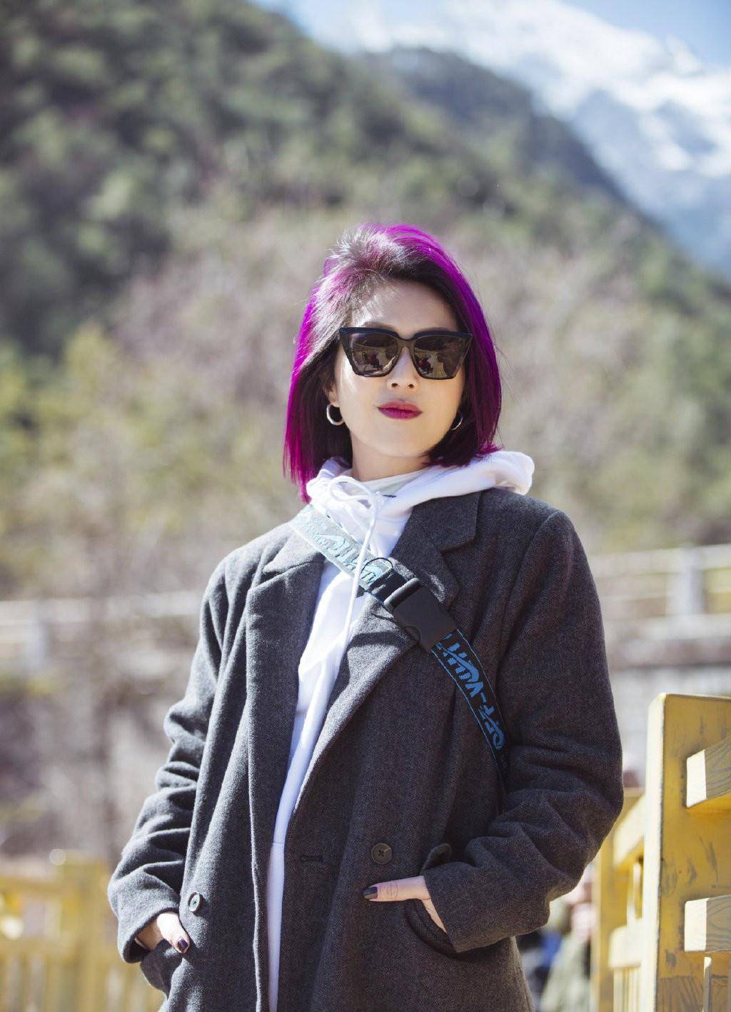 杨千嬅同框老公秀恩爱,穿卫衣配呢子西装,阳光下紫色短发太美了_印花