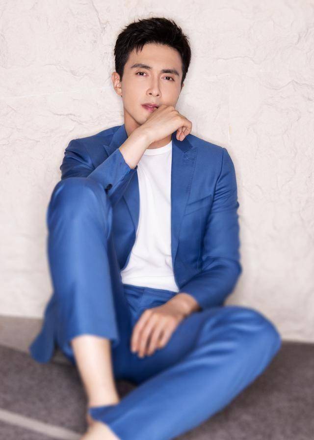 两度饰演东华帝君的高伟光为何人气不减?西装在他身上才算尊贵!