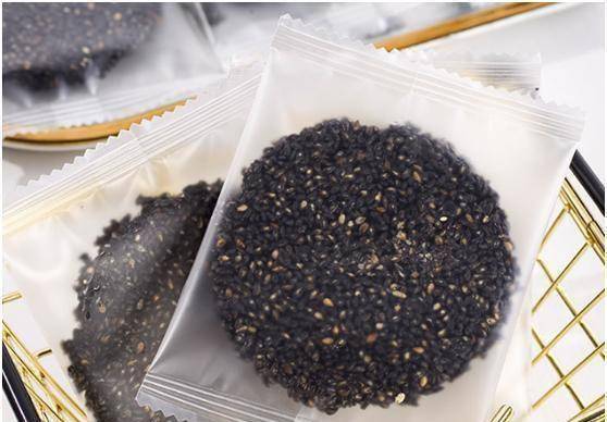 它的味道也非常棒,轻轻一咬就能咬断,酥脆酥脆的,芝麻的香味随着咀嚼