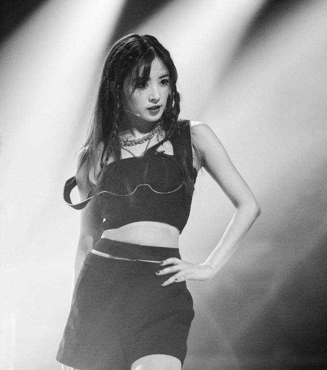 31岁张含韵果断反击,出头有风险但姐也不差_表演_孟佳_观众