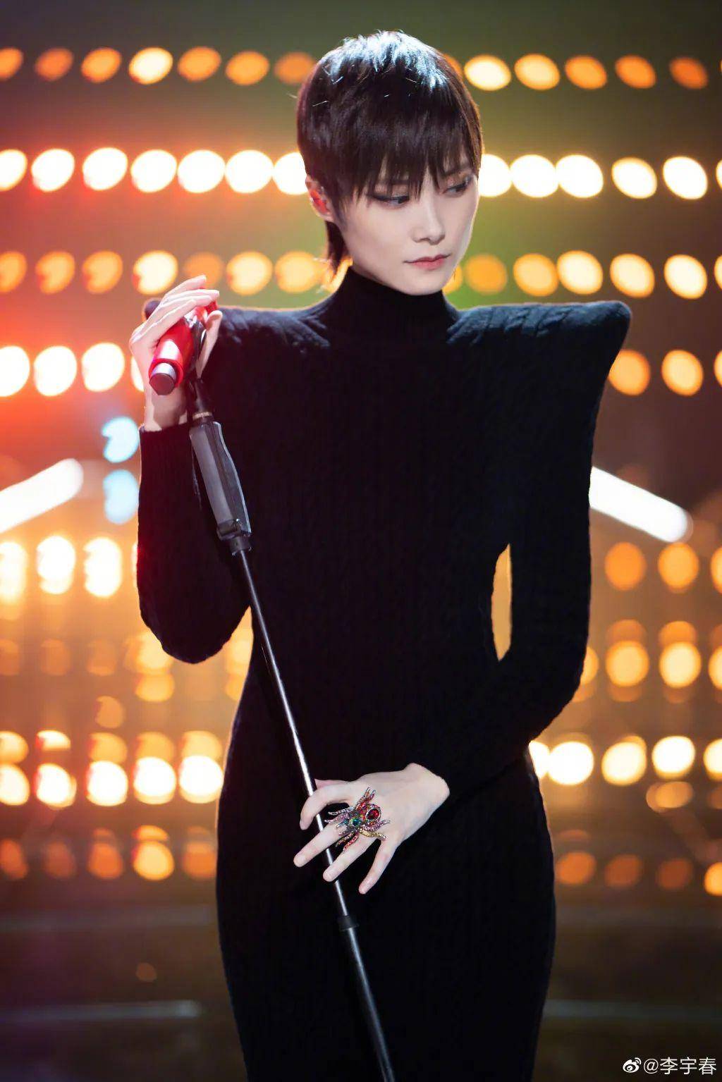 37岁不结婚,身价过亿却从未谈恋爱,她才是真正的"无价之姐"_李宇春