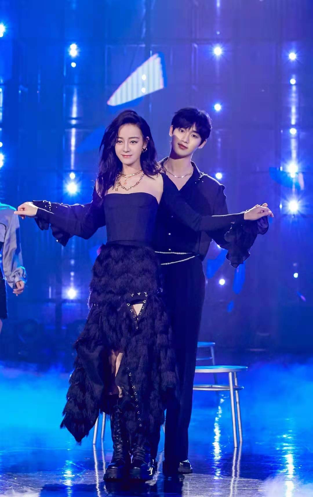 一支凳子舞跳出新花样,长腿特效太明显_丁程鑫_舞台_时尚