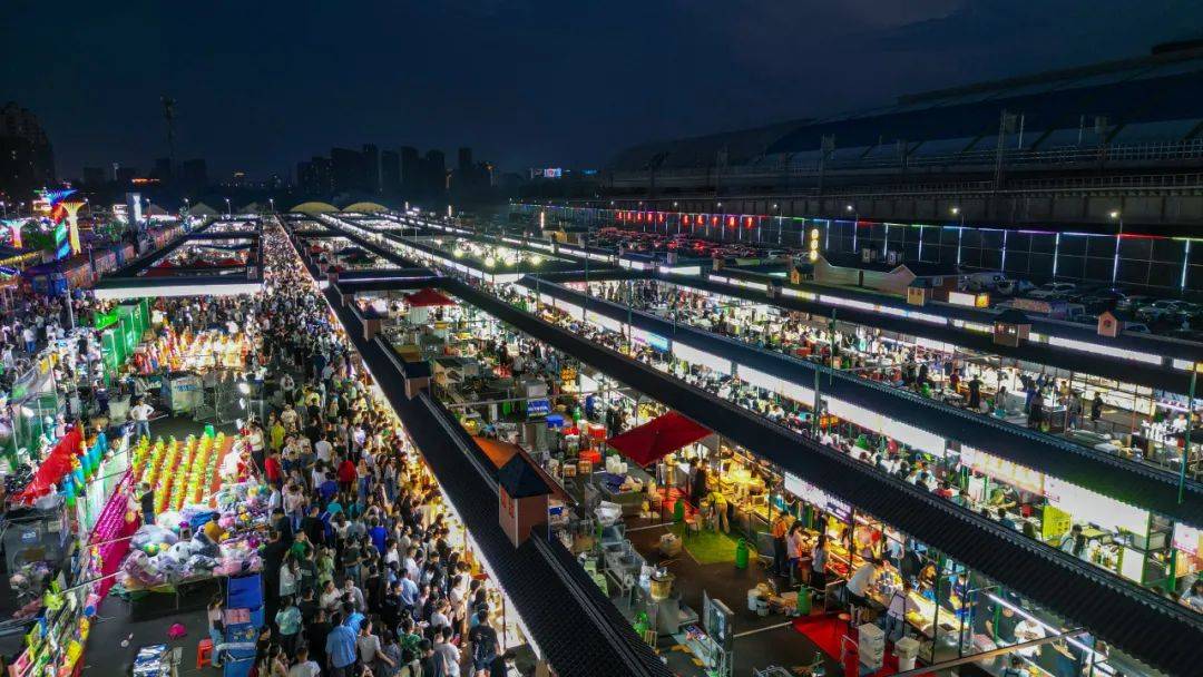 夜色渐浓,来环联1904感受"新"意吧!_夜市_摄影_火车