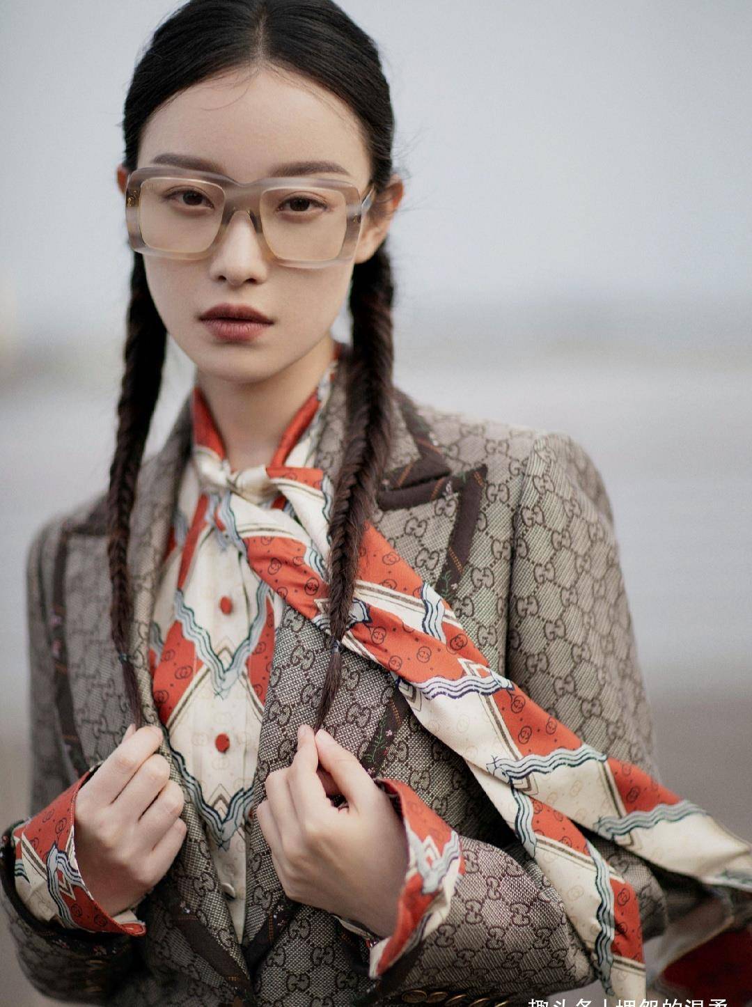 穿睡衣头发蓬乱飞起,埋头大口吃臭豆腐_活动_工作_身材