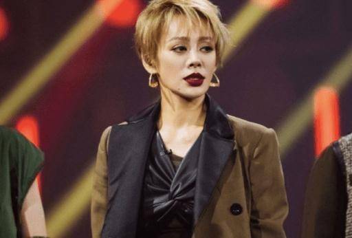 你只记得宁静成团夜的翻脸,却没看到她主动和万茜黄龄交流的格局_姐姐