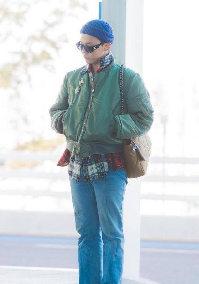 权志龙罕见走机场,军绿夹克配大牌女包,破洞位置太尴尬让人脸红_造型