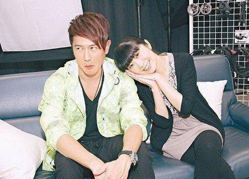 虽然2009年拍摄《翻叮一族》时,曾传出两人不和,陈键锋跟被爆料以