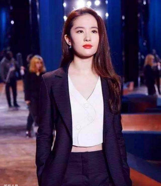 杨幂成轻奢品牌全球代言人,80后小花的代言战争硝烟四起_唐嫣_dior