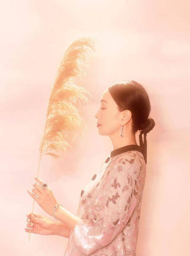 年龄和时尚真没关系,瞅瞅陶虹造型,依旧是如少女一般_的设计_连衣裙