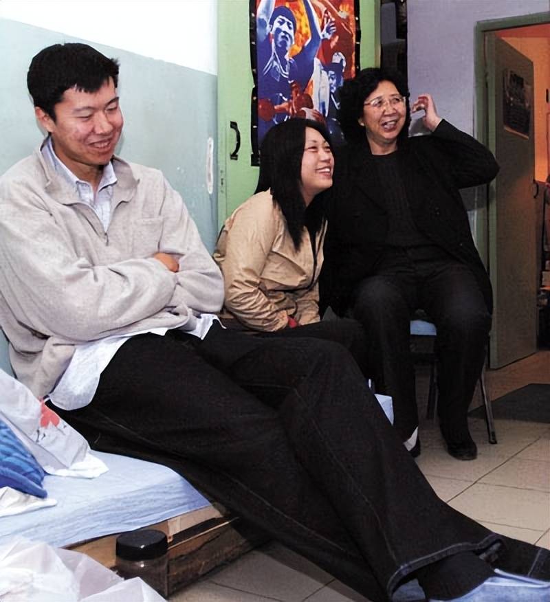 王治郅:人生坎坷,离婚后与美女主持人再婚,儿子是篮坛小巨人_篮球