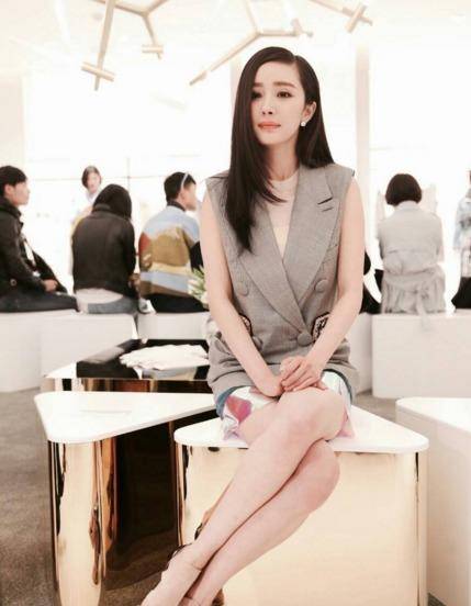站立的姿势凸显腿的直与白,而坐姿则展现腿的曲线美,看得出幂幂的小腿