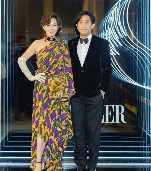 刘嘉玲爱好广泛,和张学友打麻将出千,公园嗨跳广场舞被大叔嫌弃_平台